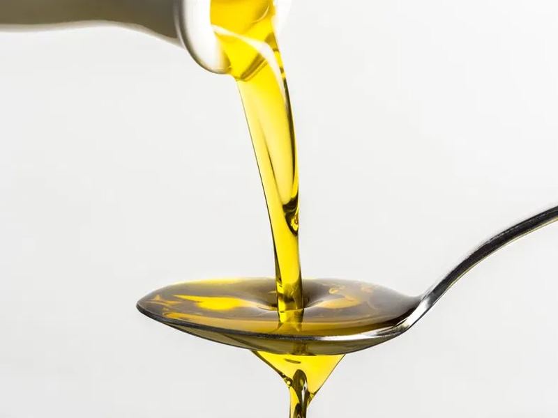 Оливкова та соняшникова олія – небезпечні для твого здоров'я! 4 умови їх правильного вживання без шкоди здоров'ю (лайфхак)
